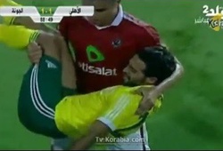 Cầu thủ Ai Cập lĩnh thẻ đỏ vì được ‘bế’ ra khỏi sân