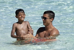 Cristiano Ronaldo: Gà trống nuôi con