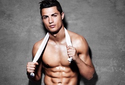 Dù lớn hay bé, Ronaldo vẫn “ăn đứt” Messi