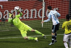Lionel Messi ngao ngán trước phản xạ của thủ  thành Ospina