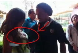 Bắt quả tang Ronaldinho ‘hau háu’ nhìn ngực phóng viên nữ