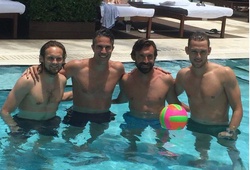 Sao Man Utd đọ tài chơi bóng với Pirlo trong bể bơi