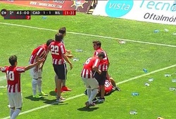 Cầu thủ trẻ Athletic Bilbao ăn mừng trong cơn mưa… chai lọ