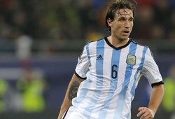 Tiền vệ Argentina lĩnh thẻ phạt vì tội… kỳ kèo