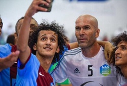 Quá ngưỡng mộ Zidane, cầu thủ nhận thẻ vì tự sướng cùng thần tượng