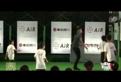 Neymar mướt mồ hôi với các em nhỏ Nhật Bản