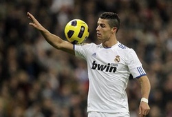 Ronaldo lại trổ tài chuyền bóng bằng lưng