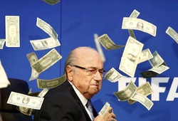 FIFA họp khẩn, Sepp Blatter bị ném tiền vào mặt
