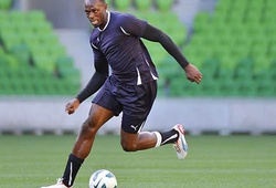 Usain Bolt vất vả vượt qua thử thách ‘quay cuồng cùng trái bóng’