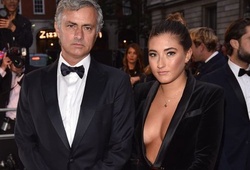 Con gái rượu của Mourinho thả rông vòng một đi nhận giải cùng cha