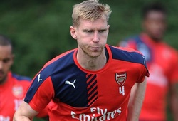 Mertesacker thoát hiểm trong tai nạn xe hơi