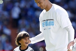 Ronaldo ra sân cùng cậu bé tị nạn