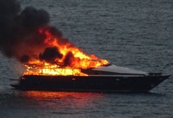 Chủ tịch Napoli suýt bị thiêu sống vì thuyền “rởm”