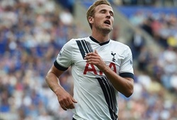 Harry Kane choáng váng sau cú húc đầu vào biển quảng cáo