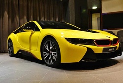 BMW i8 “lột xác”  thành màu vàng