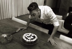 Mesut Ozil hí hửng khoe bánh sinh nhật