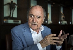 Sepp Blatter: Cháy nhà FIFA, ra mặt... Platini