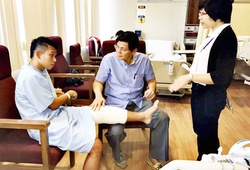 Anh Khoa ở Singapore phẫu thuật: Phải tự túc sinh hoạt cá nhân trước, sau khi mổ