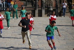 Becks chơi bóng trên đường phố Nepal