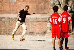 Beckham chơi bóng cùng trẻ em Nepal