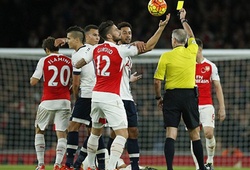 Nhìn từ bảng xếp hạng Premier League: Trên rối, dưới làm loạn