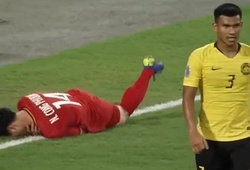 AFF Cup 2018: Công Phượng nằm sân đau đớn khi bị cầu thủ Malaysia đánh vào mặt