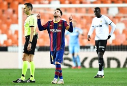 Messi rút ngắn khoảng cách trong cuộc đua Chiếc giày vàng