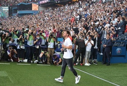 Messi được đón chào như vị vua ở trận PSG vs Strasbourg
