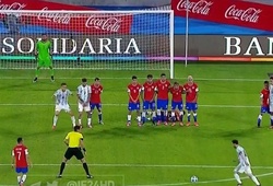 Xem Messi đá phạt hiểm hóc bị thủ môn Bravo cứu thua ngoạn mục