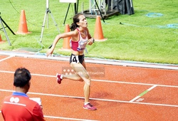 Hồng Lệ nôn khan sau nỗ lực vượt bậc trên đường chạy 10000m nữ giải điền kinh châu Á 2023