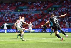Cận cảnh Phil Foden của tuyển Anh sút trúng cột dọc sau 6 phút