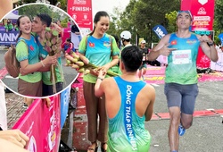 Chàng trai Đồng Tháp hạnh phúc nhận câu trả lời “Em đồng ý” tại giải chạy Đất Sen Hồng Marathon 2023