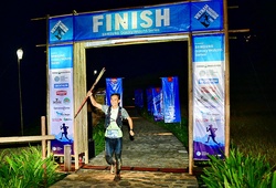 “Siêu nhân” Quang Trần quê Bình Định vô địch chạy 160km lần đầu tại Việt Nam