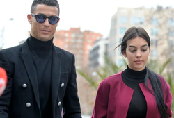 Bạn gái của Ronaldo bị tố vô ơn đối với người nuôi dưỡng