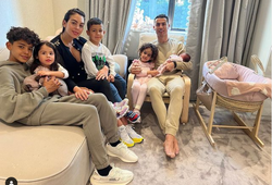 Ronaldo đăng ảnh gia đình “ngọt ngào” sau khi mất con trai
