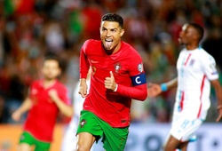 Ronaldo cán mốc 800 bàn thắng bằng hat-trick cho Bồ Đào Nha