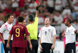 Sir Alex tiết lộ về cái nháy mắt của Ronaldo khi Rooney nhận thẻ đỏ