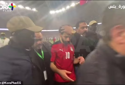 Hình ảnh Salah bị người hâm mộ Senegal tấn công gây sốc