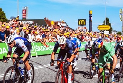 Cua-rơ Hà Lan giành chiến thắng ý nghĩa ở chặng 2 giải xe đạp Tour de France 2022