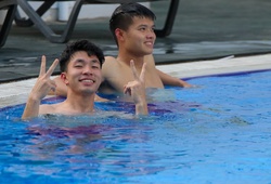 U23 Việt Nam thư giãn bên bể bơi trước trận tứ kết gặp U23 Saudi Arabia