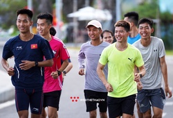 Những bài tập đầy tiếng cười trên đường chạy Tiền Phong Marathon 2022 tại Côn Đảo