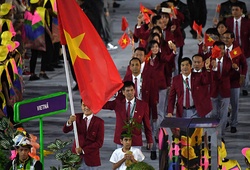 Kiếm thủ Vũ Thành An cầm cờ đoàn Việt Nam tại lễ khai mạc SEA Games 31