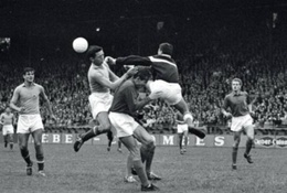 EURO lần đầu tiên tổ chức ở đâu, có bao nhiêu đội tham dự?