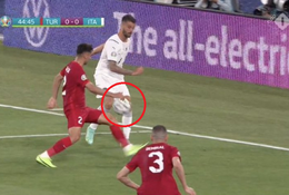 Italia bị từ chối phạt đền tranh cãi dù VAR vào cuộc