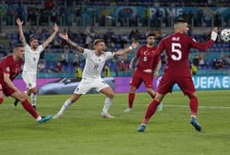 Tại sao bóng chạm tay 2 lần mà Italia không được hưởng penalty?