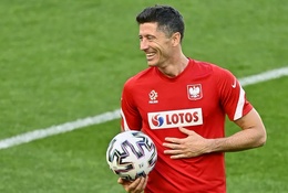 Xem ngay: Robert Lewandowski "sút bay" điện thoại nhân viên ĐT lúc tập đá phạt