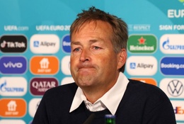 HLV tuyển Đan Mạch bật khóc khi nói về Eriksen ở buổi họp báo