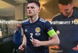 Đội trưởng Scotland xóa vội video chơi đùa với đồng đội nhiễm COVID-19 Billy Gilmour