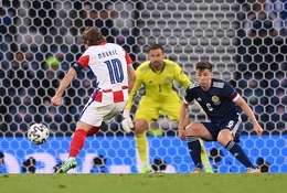 Loạt ảnh chế sau trận Croatia - Scotland: Cả thế giới hướng về Luka Modric
