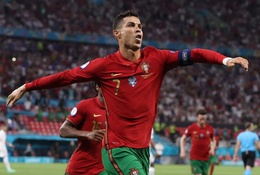 Ronaldo san bằng kỷ lục ghi bàn mọi thời đại của Ali Daei